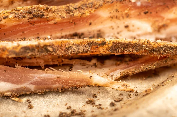 Bit Hemlagad Bacon Med Peppar Vitt Oljat Papper Närbild Selektivt — Stockfoto