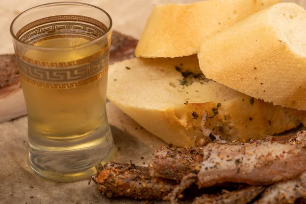 Tocino Casero Rodajas Con Pimienta Trozos Pan Vaso Aguardiente Casero — Foto de Stock