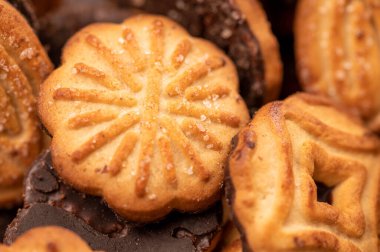 Çikolata kremalı kıvırcık kurabiyeler, arka plan resmi, yakın plan, seçici odak