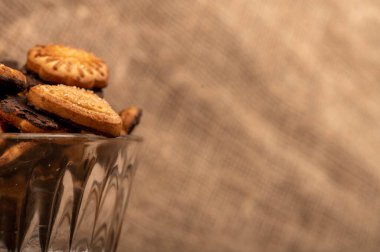 Cam vazoda çikolata kremalı kıvırcık kurabiyeler, yakın plan, seçici odaklanma.