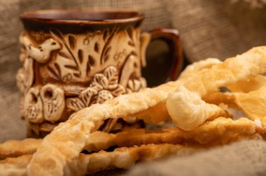 Tuzlu kızarmış ekmek çubukları ve seramik bardak, yakın çekim, seçici odak