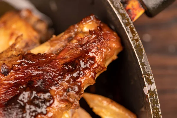 Trozos Pato Asado Con Especias Una Sartén Primer Plano Enfoque — Foto de Stock