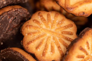 Çikolata kremalı kıvırcık kurabiyeler, arka plan resmi, yakın plan, seçici odak