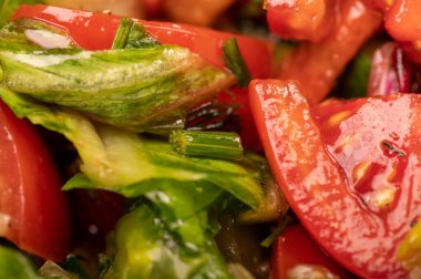 Dilimlenmiş domates, salatalık, tatlı biber, turp ve otlardan oluşan sebze salatası, yakın plan, seçici odaklanma.