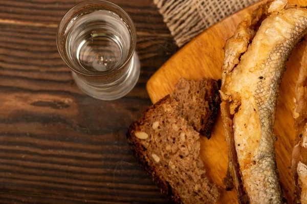 Pequeno Peixe Frito Uma Tábua Madeira Pedaços Pão Copo Vodka — Fotografia de Stock