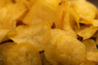 Patates cipsi masaya saçılmış, yakın plan, seçici odaklanma.