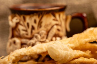 Tuzlu kızarmış ekmek çubukları ve seramik bardak, yakın çekim, seçici odak