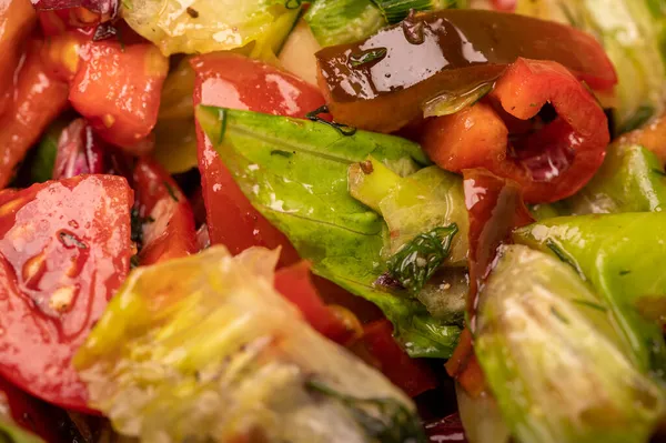 Zeleninový Salát Rajčat Nakrájených Plátky Okurek Sladké Papriky Ředkviček Bylin — Stock fotografie