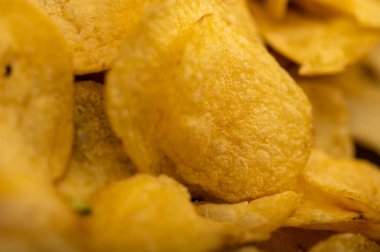 Patates cipsi masaya saçılmış, yakın plan, seçici odaklanma.