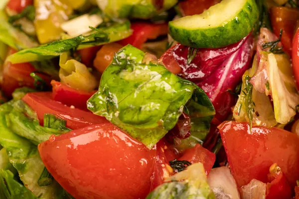 Salada Vegetal Tomate Fatiado Pepino Pimentão Doce Rabanetes Ervas Close — Fotografia de Stock