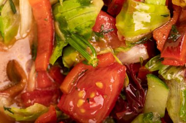 Dilimlenmiş domates, salatalık, tatlı biber, turp ve otlardan oluşan sebze salatası, yakın plan, seçici odaklanma.