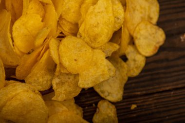 Patates cipsi masaya saçılmış, yakın plan, seçici odaklanma.