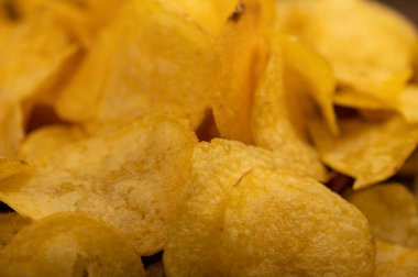 Patates cipsi masaya saçılmış, yakın plan, seçici odaklanma.