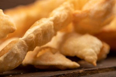 Tuzlu kızarmış ekmek çubukları, yakın çekim, seçici odaklanma.