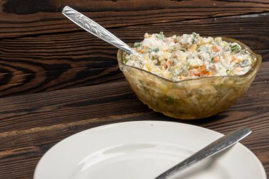 Rus geleneksel Olivier salatası ve sebze ve et. Yılbaşı ve Noel için kış salatası. yakın çekim, seçici odak