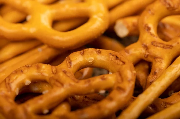 Knusprige Brotstrohhalme Mit Salz Nahaufnahme Selektiver Fokus Draufsicht — Stockfoto