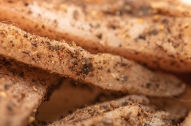 Beyaz yağlı kağıtta biberli ince dilimlenmiş ev yapımı domuz yağı, yakın plan, seçici odaklanma.