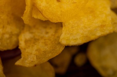 Patates cipsi masaya saçılmış, yakın plan, seçici odaklanma.