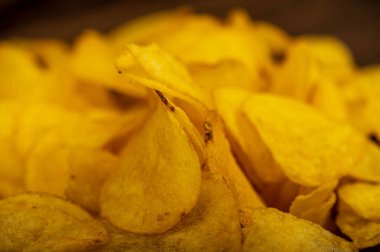 Patates cipsi masaya saçılmış, yakın plan, seçici odaklanma.