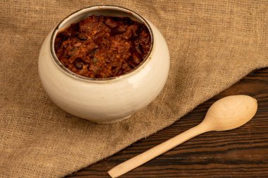 Küçük bir tencerede etli fasulye. Geleneksel bir köy yemeği. Yakın çekim, seçici odaklanma