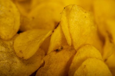 Patates cipsi masaya saçılmış, yakın plan, seçici odaklanma.