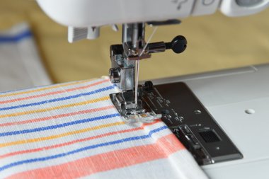 Bir makineye dikiş dikmek