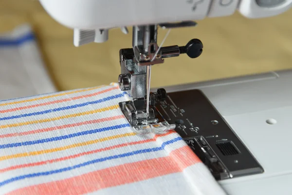 Bir makineye dikiş dikmek