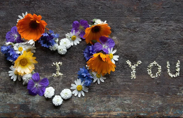 Herz aus Blumen — Stockfoto