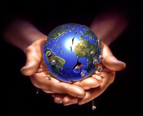 Bolygónk, a föld emberi kéz, lebontja és crampling — Stock Fotó