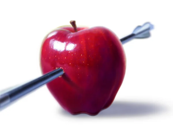 Manzana roja perforada por una flecha . — Foto de Stock