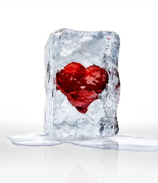 Corazón rojo en un ladrillo de hielo, sobre una superficie blanca con un poco de wate —  Fotos de Stock