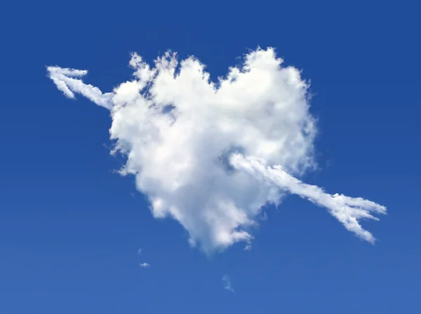 Flauschige Wolke der Herzform, auf einem tiefblauen Himmel. — Stockfoto