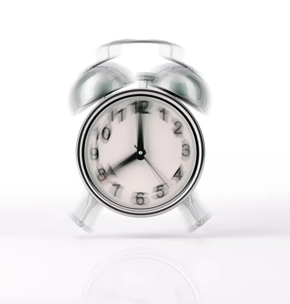 Reloj despertador clásico cromado, vista frontal sobre fondo blanco . — Foto de Stock