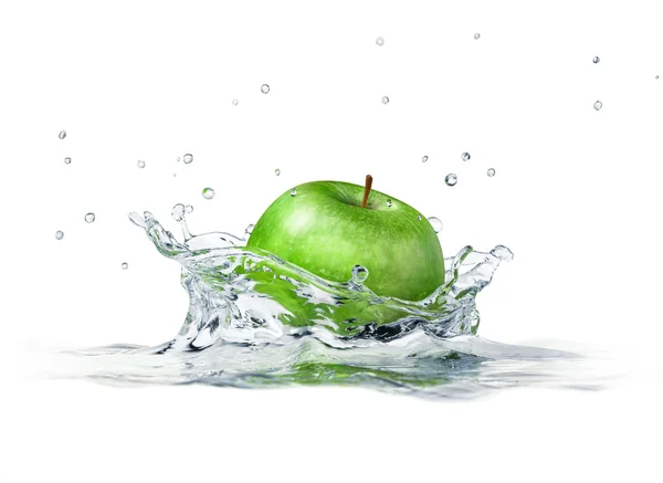 Manzana verde salpicando en el agua. vista lateral de cerca, con profundidad — Foto de Stock