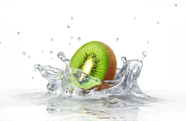 Kiwi schizza in acqua limpida — Foto Stock