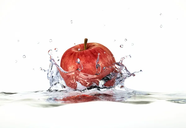 Manzana roja salpicando en agua. vista lateral de cerca, con profundidad de campo . —  Fotos de Stock