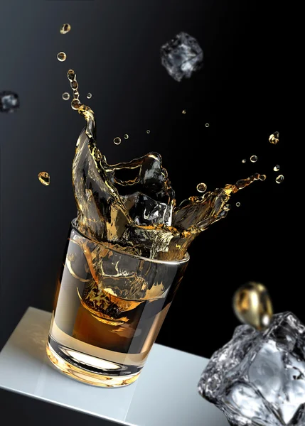 Ice cube stänk i ett glas vätska. — Stockfoto