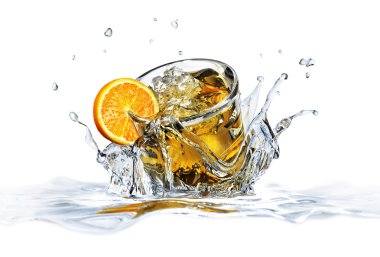 düşen bir taç sıçrama şekillendirme temiz suya kokteyl cam