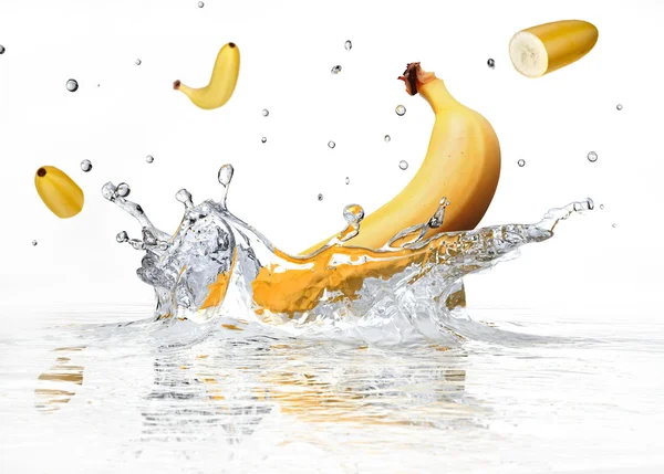 Banane spritzt ins klare Wasser. — Stockfoto