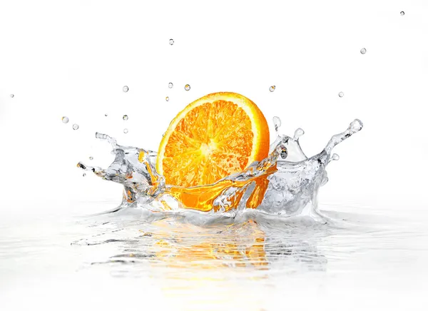 Orange slice falling and splashing into clear water. — Stock Photo, Image