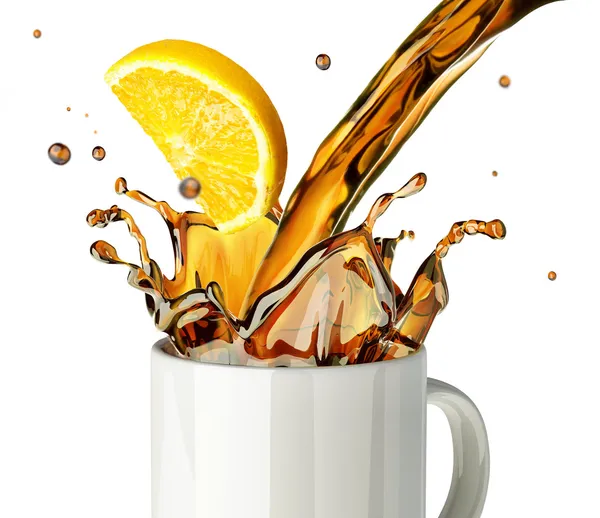 Pouring lemon tea splashing into a glass mug. — Stock Photo, Image