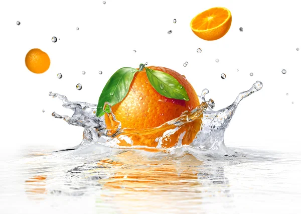 Naranja salpicando en agua clara — Foto de Stock