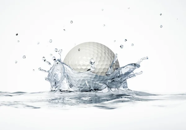 Bola de golfe branco salpicando na água, formando um splash coroa . — Fotografia de Stock