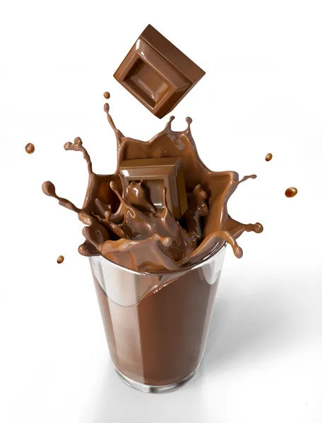 Cubos de chocolate salpicando en un vaso de batido de chocolate . — Foto de Stock