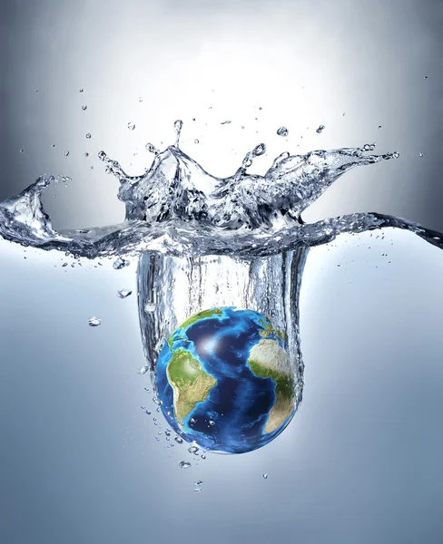 Planet Earth, splashing into water. — Stock Photo, Image