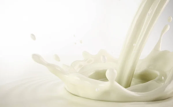 牛奶倒入有波纹的牛奶池中 上面撒满了花冠 关闭鸟瞰 白色背景 — 图库照片