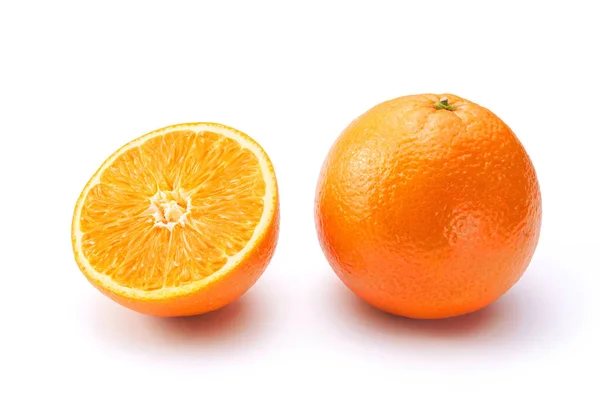 Pomarańcze Białym Tle Całe Półtora — Zdjęcie stockowe