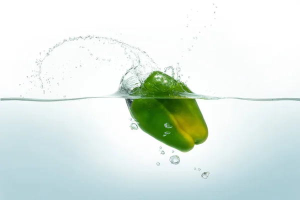 Grön Peppar Stänk Vatten Sidovy Vit Bakgrund — Stockfoto