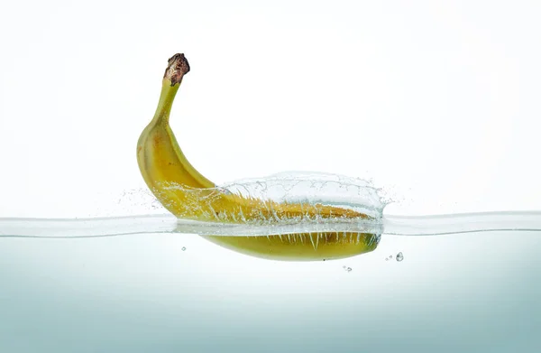 Banane Éclaboussant Dans Eau Vue Côté Sur Fond Blanc — Photo