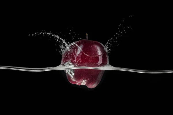 Roter Apfel Der Wasser Planscht Von Einer Seite Auf Schwarzem — Stockfoto